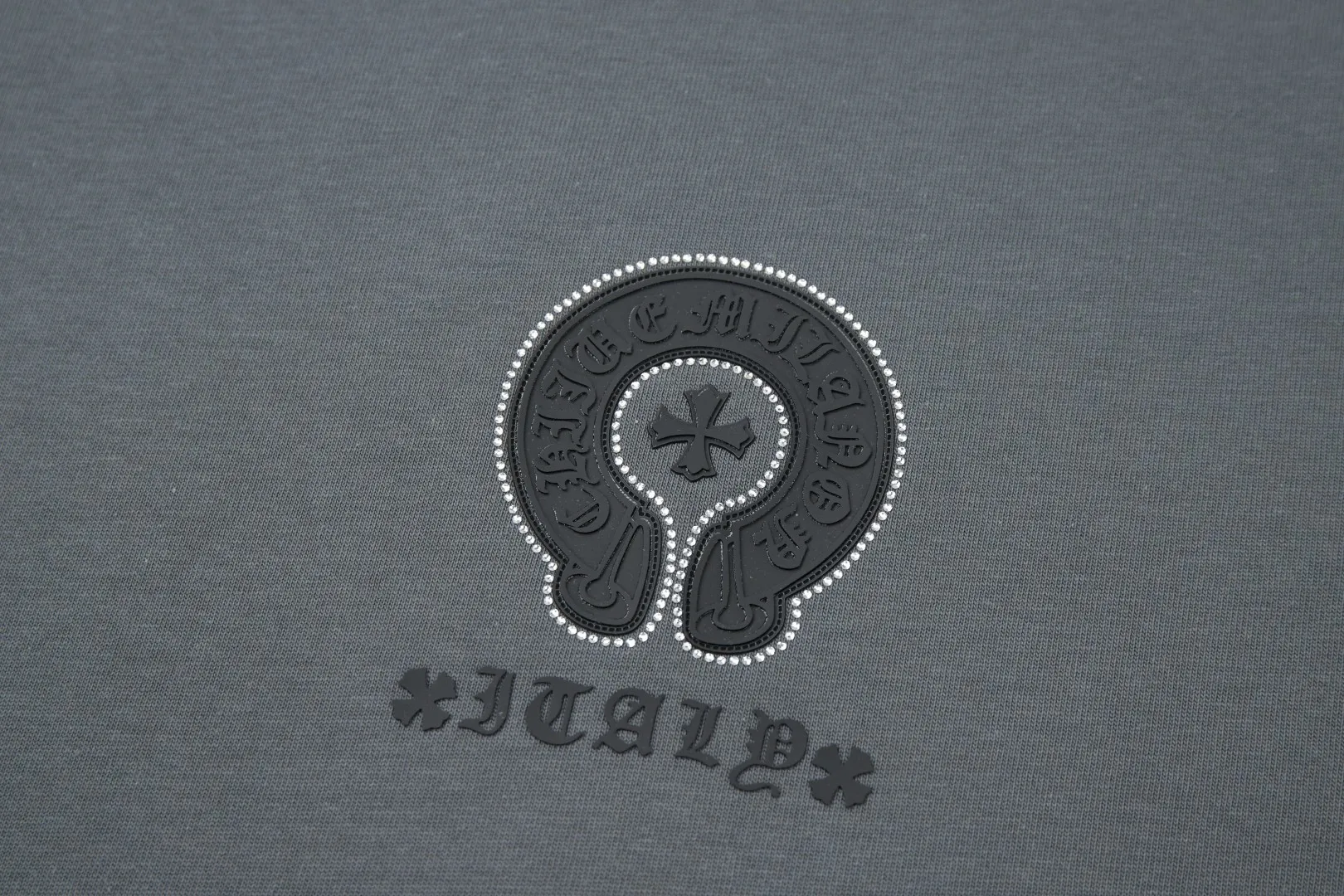 🅿️230 ✨CH✨🆕25SS spring and summer new style Crow Heart ✝ Rack logo leather label hot-drilled short sleeves Light luxury essential item for daily commuting for men and women Correct version Welcome to compare Detailed features · 260 grams of 100% pure cotton double yarn jersey fabric · Custom dyed in the same cylinder, special thickened 32 pieces of double-strand 1X1 thread · Double-needle stitching and cross-stitching technology · Original main mark, washed tag, brand moisture-proof paper packaging Color: white/black/purple/grey Size: S/M/L/XL